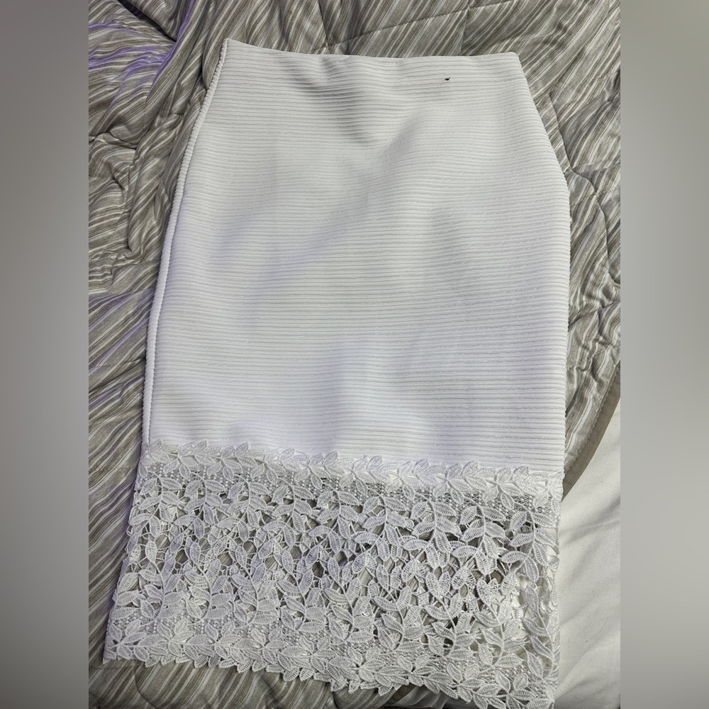 Atmosphere white pencil skirt with lace bottom